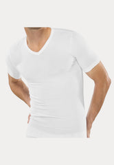 Man met V-hals T-Shirt in de kleur wit